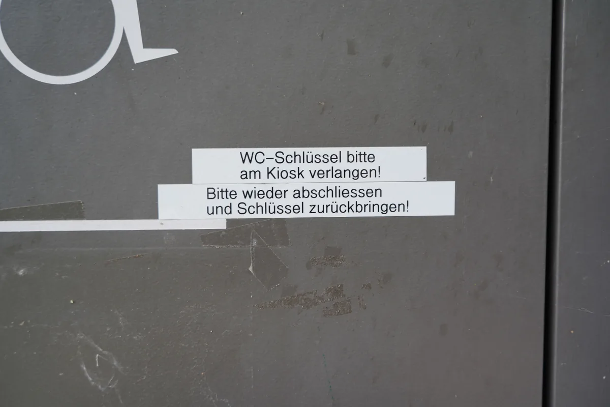 Hinweis, dass der WC-Schlüssel am Kiosk verlangt werden muss.